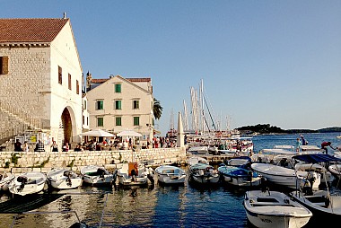 <a href="https://www.flickr.com/photos/leosoueu/9329104946" target="_blank">Hvar, &copy; by LEOnardo Sá, on Flickr</a>